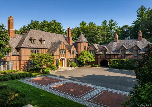Single family home for sale at 39 Chestnut Hl Dr, Oyster Bay, NY 11771 | MLS# 1056809