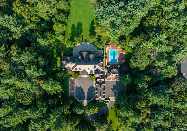 Photo 2 of Single family home for sale at 39 Chestnut Hl Dr, Oyster Bay, NY 11771 | MLS# 1056809 | Listing updated on 2026-10-06