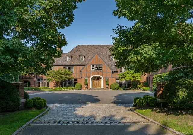 Photo 3 of Single family home for sale at 39 Chestnut Hl Dr, Oyster Bay, NY 11771 | MLS# 1056809 | Listing updated on 2026-10-06