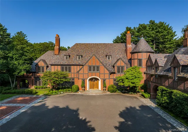 Photo 4 of Single family home for sale at 39 Chestnut Hl Dr, Oyster Bay, NY 11771 | MLS# 1056809 | Listing updated on 2026-10-06