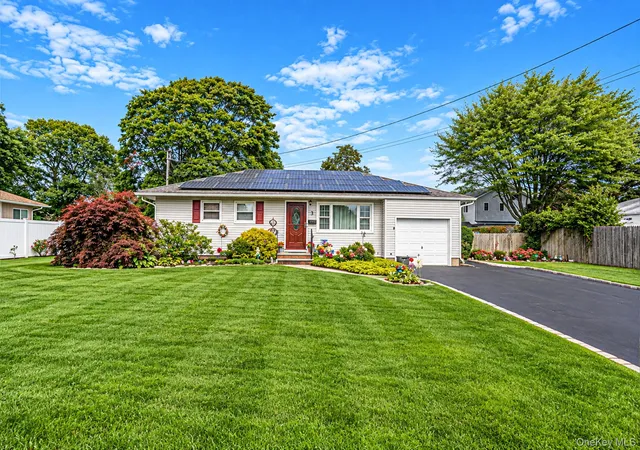Photo 1 of Single family home for sale at 3 Gale Rd, Islip, NY 11769 | MLS# 1056810 | Listing updated on 2026-09-30
