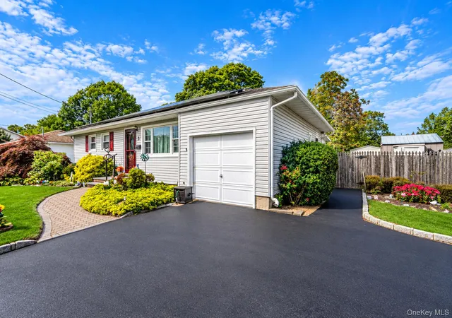 Photo 3 of Single family home for sale at 3 Gale Rd, Islip, NY 11769 | MLS# 1056810 | Listing updated on 2026-09-30