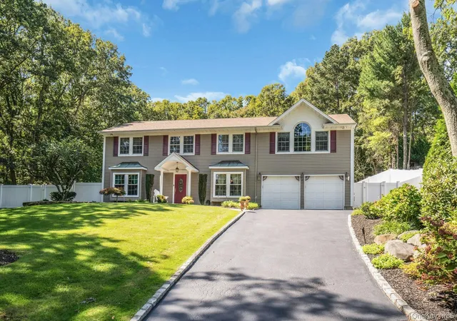 Photo 1 of Single family home for sale at 43 Stonehurst Ln, Huntington, NY 11746 | MLS# 1056818 | Listing updated on 2026-10-01