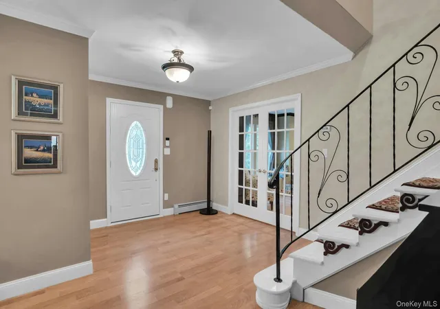 Photo 4 of Single family home for sale at 43 Stonehurst Ln, Huntington, NY 11746 | MLS# 1056818 | Listing updated on 2026-10-01