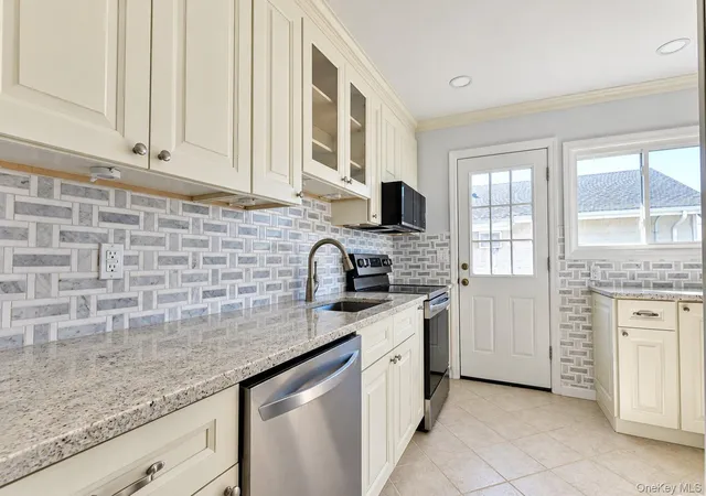 Photo 4 of Single family home for sale at 925 S Long Beach Ave, Hempstead, NY 11520 | MLS# 1056831 | Listing updated on 2026-10-09