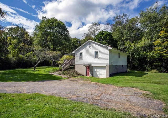 Photo 3 of Single family home for sale at 401 W Dover Rd, Pawling, NY 12564 | MLS# 1056846 | Listing updated on 2026-10-04