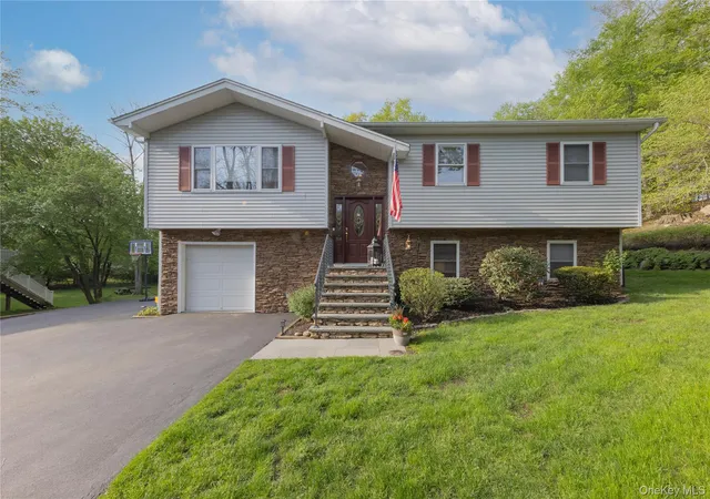 Photo 1 of Single family home for sale at 5 Nickolaus Ln, Clarkstown, NY 10954 | MLS# 1056892 | Listing updated on 2026-10-08