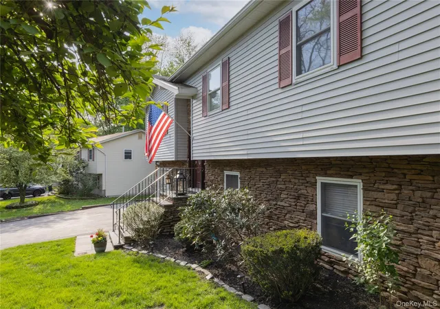 Photo 3 of Single family home for sale at 5 Nickolaus Ln, Clarkstown, NY 10954 | MLS# 1056892 | Listing updated on 2026-10-08