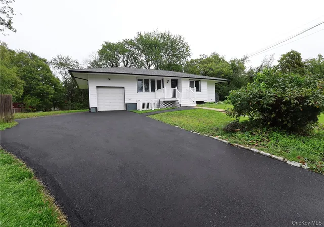 Photo 3 of Single family home for sale at 1537 Agate St, Islip, NY 11706 | MLS# 1056895 | Listing updated on 2026-10-01