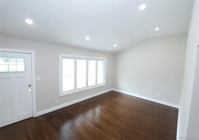 Photo 4 of Single family home for sale at 1537 Agate St, Islip, NY 11706 | MLS# 1056895 | Listing updated on 2026-10-01