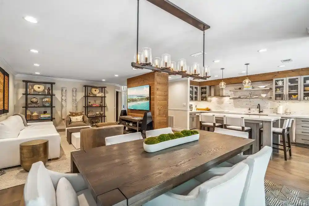 Listing Photo 14 - Condo for sale in building located at 10 Pond Vw Ct, Oyster Bay, NY 11753