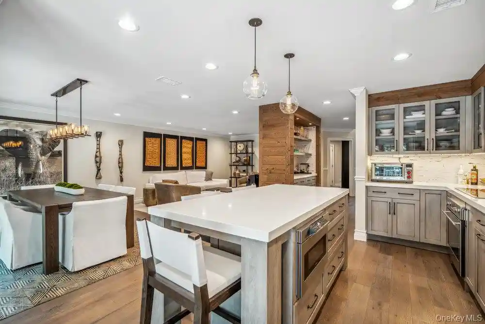 Listing Photo 15 - Condo for sale in building located at 10 Pond Vw Ct, Oyster Bay, NY 11753