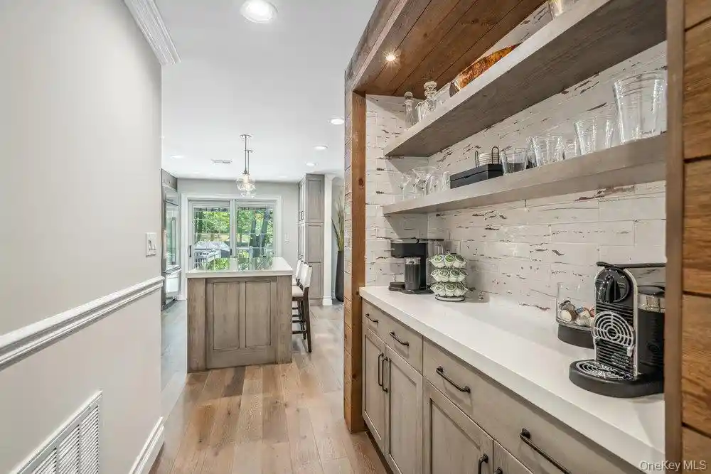 Listing Photo 16 - Condo for sale in building located at 10 Pond Vw Ct, Oyster Bay, NY 11753