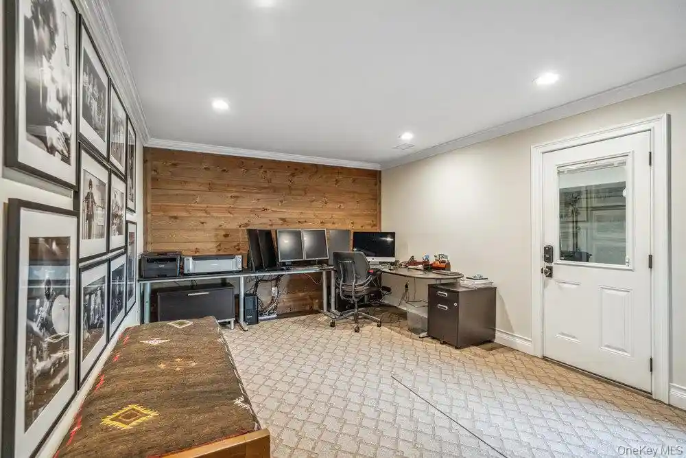 Listing Photo 17 - Condo for sale in building located at 10 Pond Vw Ct, Oyster Bay, NY 11753