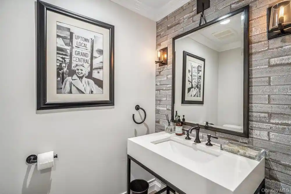 Listing Photo 18 - Condo for sale in building located at 10 Pond Vw Ct, Oyster Bay, NY 11753