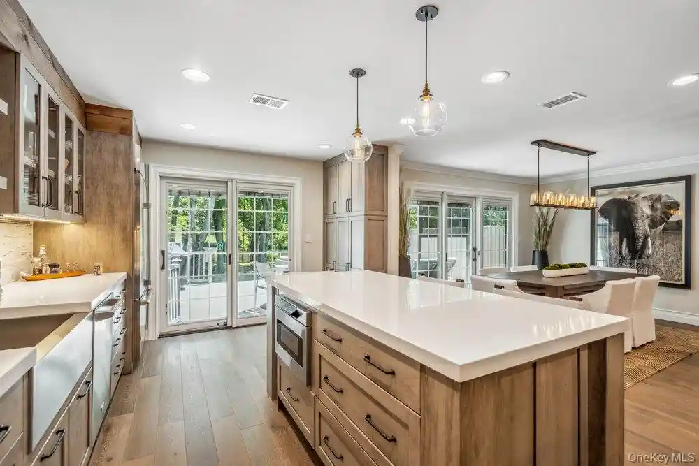 Listing Photo 2 - Condo for sale in building located at 10 Pond Vw Ct, Oyster Bay, NY 11753