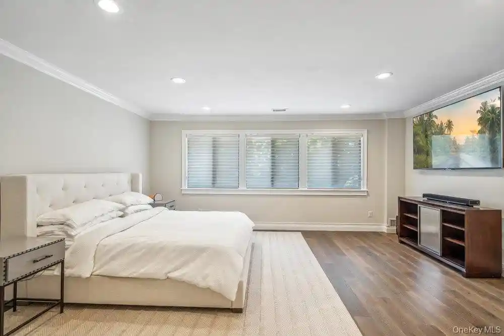 Listing Photo 22 - Condo for sale in building located at 10 Pond Vw Ct, Oyster Bay, NY 11753