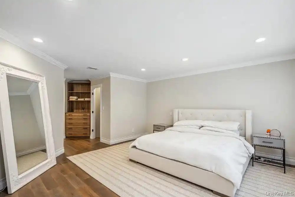 Listing Photo 23 - Condo for sale in building located at 10 Pond Vw Ct, Oyster Bay, NY 11753