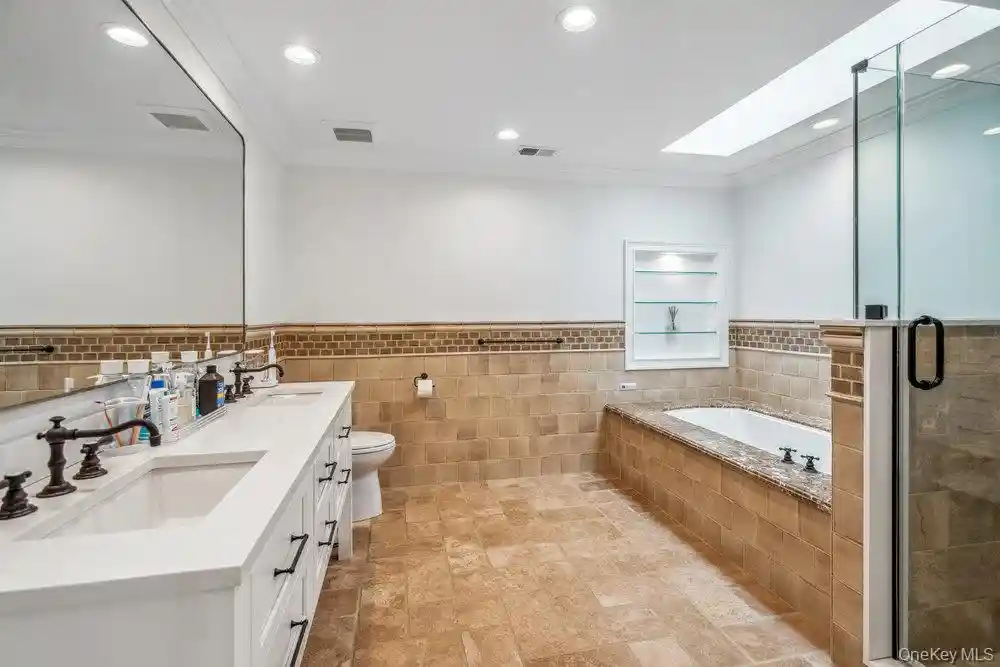 Listing Photo 24 - Condo for sale in building located at 10 Pond Vw Ct, Oyster Bay, NY 11753