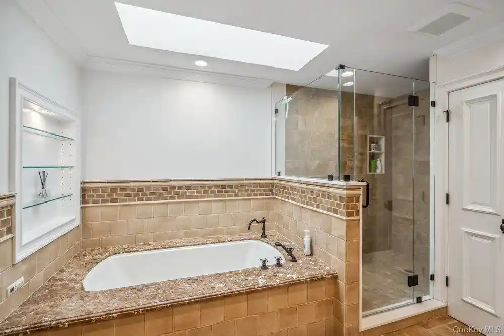 Listing Photo 25 - Condo for sale in building located at 10 Pond Vw Ct, Oyster Bay, NY 11753