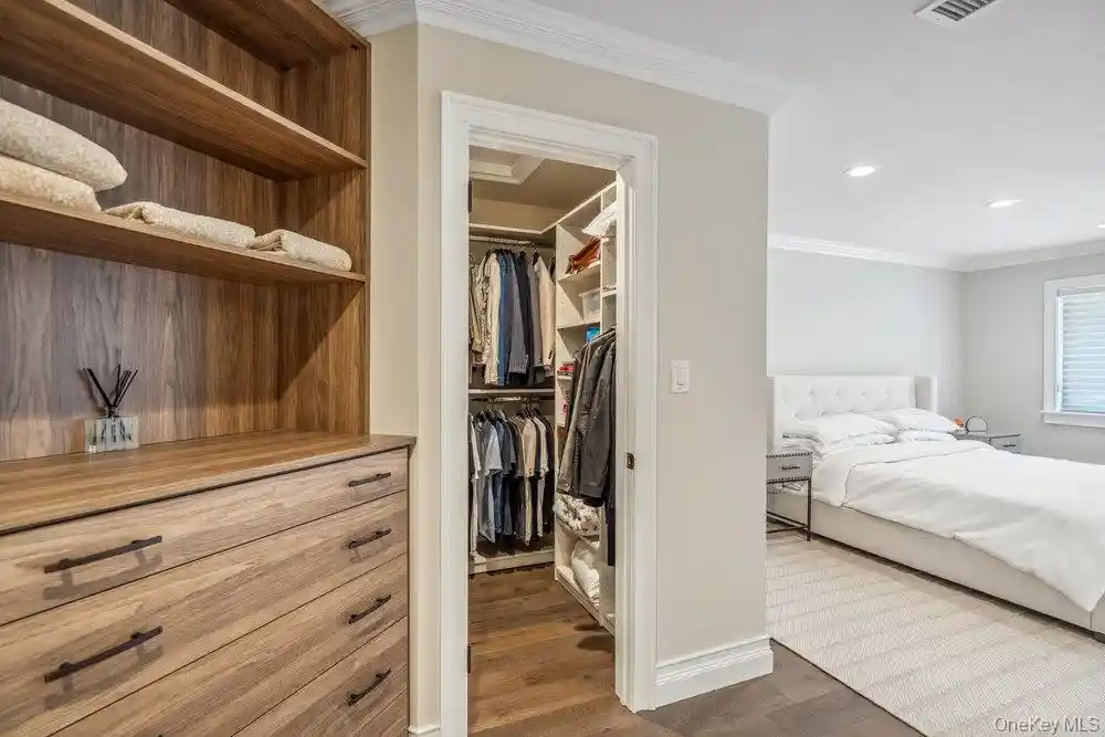 Listing Photo 27 - Condo for sale in building located at 10 Pond Vw Ct, Oyster Bay, NY 11753
