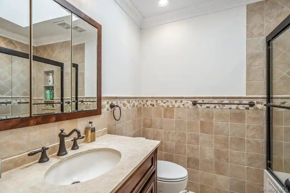 Listing Photo 29 - Condo for sale in building located at 10 Pond Vw Ct, Oyster Bay, NY 11753