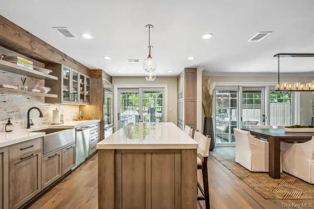 Listing Photo 3 - Condo for sale in building located at 10 Pond Vw Ct, Oyster Bay, NY 11753