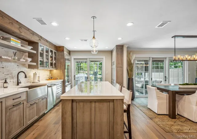 Photo 3 of Condo for sale at 10 Pond View Ct, Oyster Bay, NY 11753 | MLS# 1056920 | Listing updated on 2026-10-08