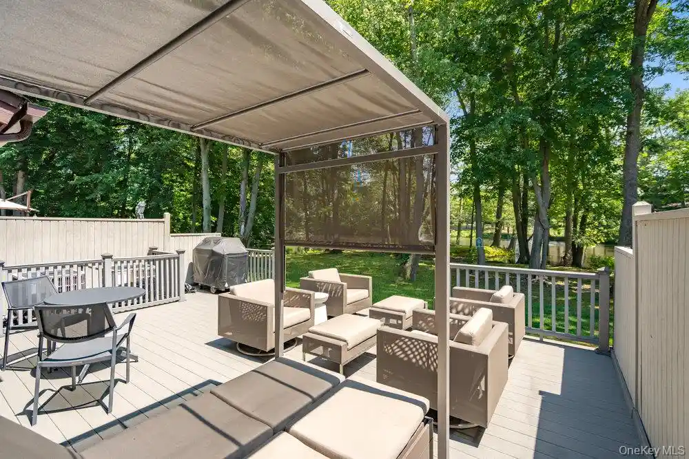 Listing Photo 37 - Condo for sale in building located at 10 Pond Vw Ct, Oyster Bay, NY 11753