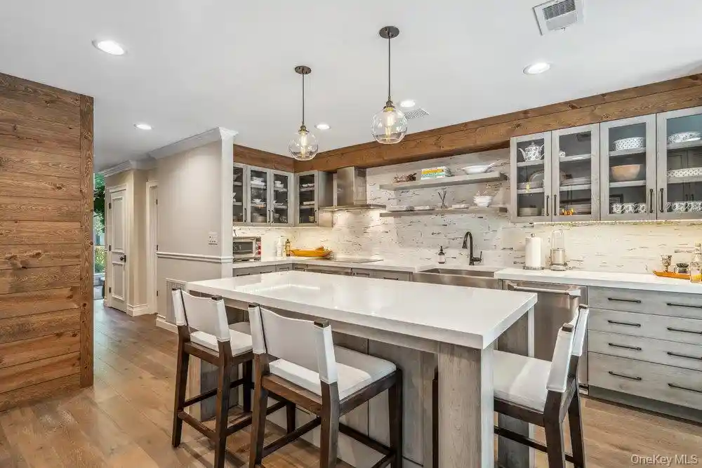Listing Photo 4 - Condo for sale in building located at 10 Pond Vw Ct, Oyster Bay, NY 11753