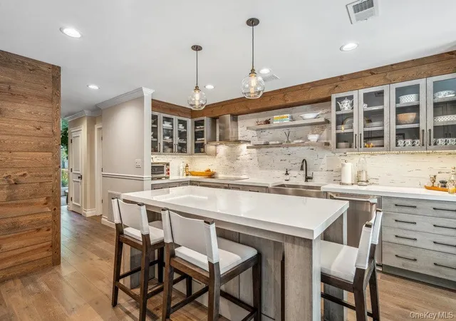 Photo 3 of Condo for sale at 10 Pond View Ct, Oyster Bay, NY 11753 | MLS# 1056920 | Listing updated on 2026-10-08