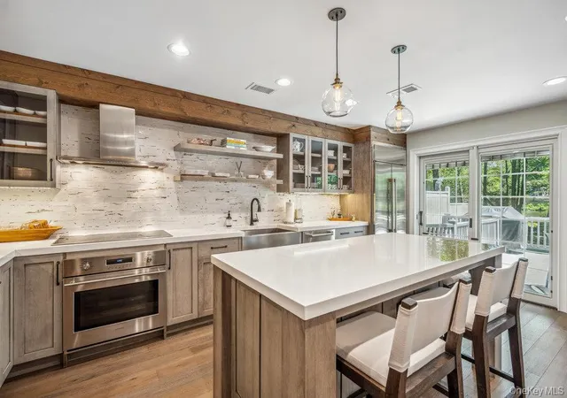 Photo 4 of Condo for sale at 10 Pond View Ct, Oyster Bay, NY 11753 | MLS# 1056920 | Listing updated on 2026-10-08