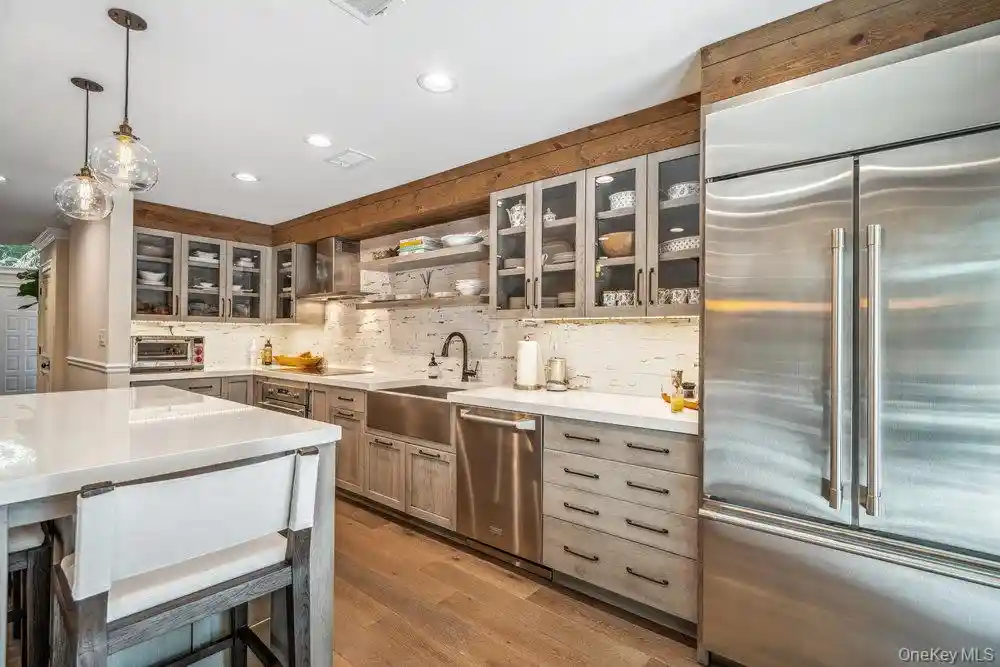 Listing Photo 6 - Condo for sale in building located at 10 Pond Vw Ct, Oyster Bay, NY 11753
