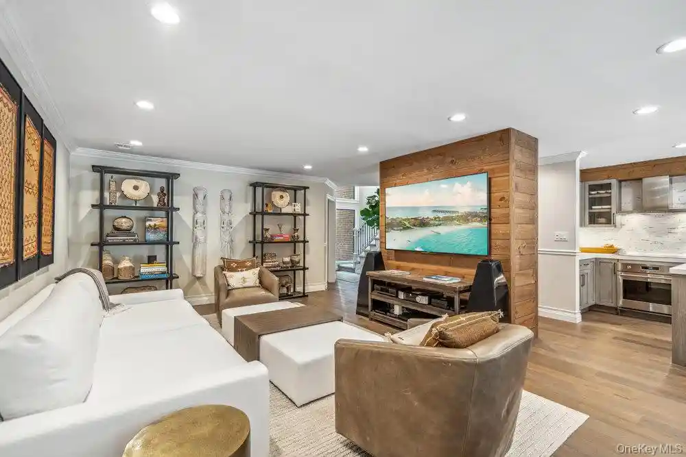Listing Photo 10 - Condo for sale in building located at 10 Pond Vw Ct, Oyster Bay, NY 11753