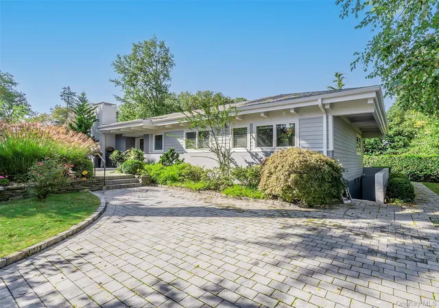 Photo 1 of Single family home for sale at 14 Highland Pl, Oyster Bay, NY 11579 | MLS# 1056953 | Listing updated on 2026-10-07
