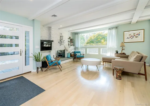 Photo 4 of Single family home for sale at 14 Highland Pl, Oyster Bay, NY 11579 | MLS# 1056953 | Listing updated on 2026-10-07