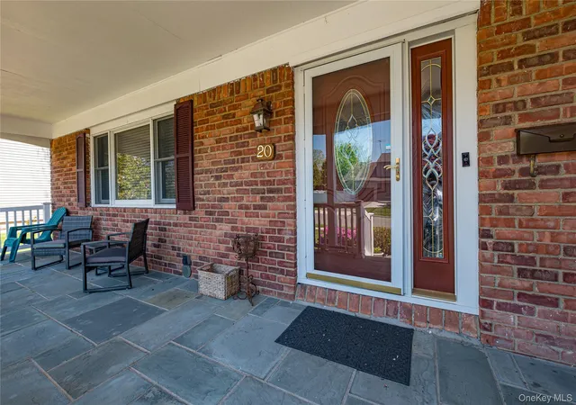 Photo 2 of Single family home for sale at 20 Evon Dr Sw, Oyster Bay, NY 11791 | MLS# 1056960 | Listing updated on 2026-10-07