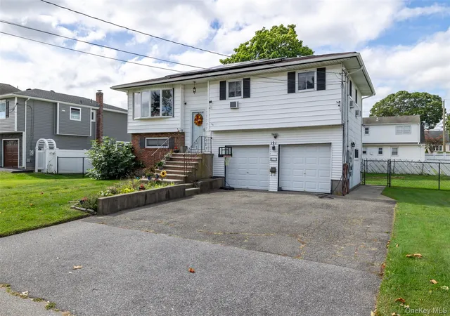 Photo 3 of Single family home for sale at 121 W Lake Dr, Babylon, NY 11757 | MLS# 1056977 | Listing updated on 2026-10-04