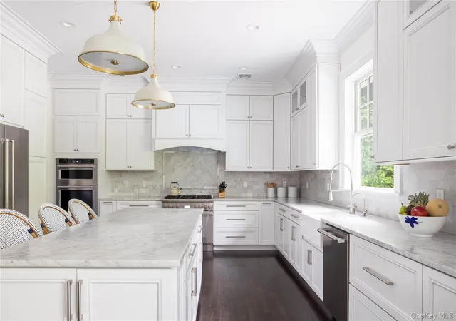 Photo 4 of Single family home for sale at 2 Wood Ln, Oyster Bay, NY 11560 | MLS# 1057004 | Listing updated on 2026-10-07