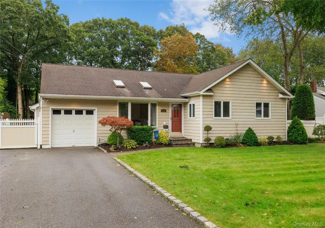 Photo 2 of Single family home for sale at 655 Hyman Ave, Islip, NY 11706 | MLS# 1057032 | Listing updated on 2026-10-01