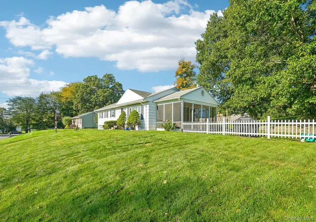 Photo 2 of Single family home for sale at 40 Birchwood Dr, New Windsor, NY 12553 | MLS# 1057043 | Listing updated on 2026-10-27
