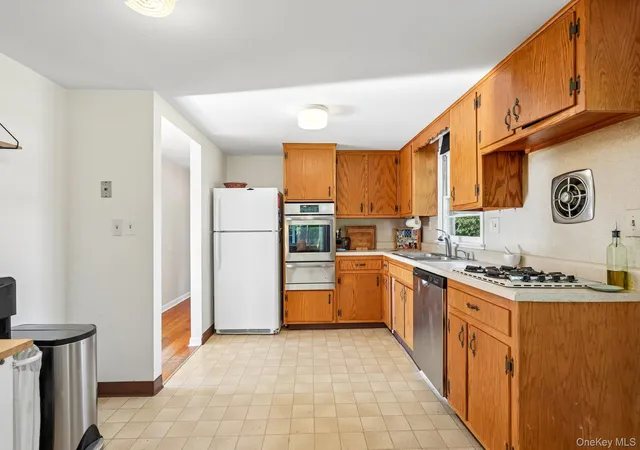 Photo 4 of Single family home for sale at 40 Birchwood Dr, New Windsor, NY 12553 | MLS# 1057043 | Listing updated on 2026-10-27