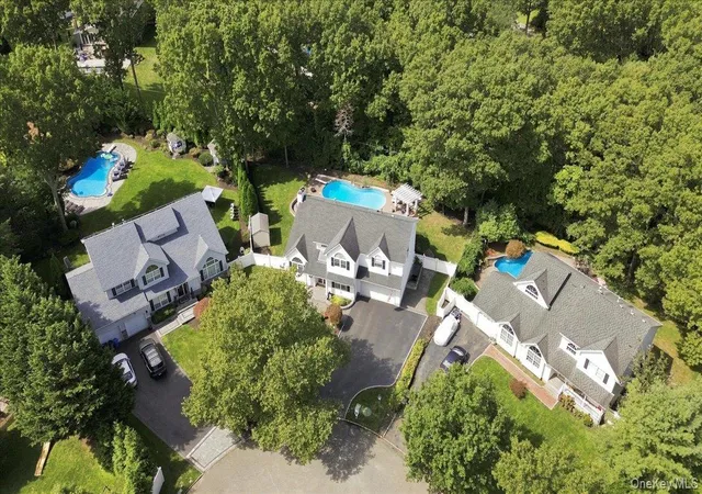 Photo 2 of Single family home for sale at 5 Aspatuck Ct, Smithtown, NY 11725 | MLS# 1057059 | Listing updated on 2026-10-01