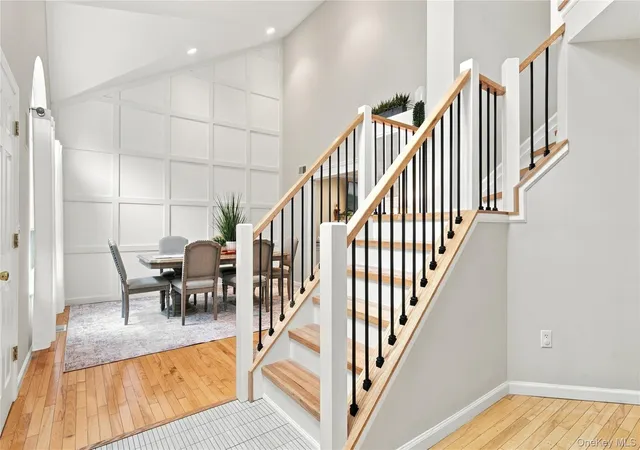 Photo 3 of Single family home for sale at 5 Aspatuck Ct, Smithtown, NY 11725 | MLS# 1057059 | Listing updated on 2026-10-01