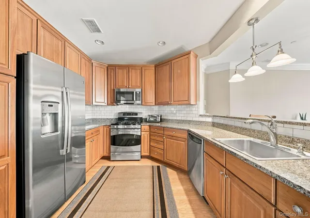 Listing Photo 5 - Condo for sale in building located at 917 Saratoga Ln, Fishkill, NY 12524
