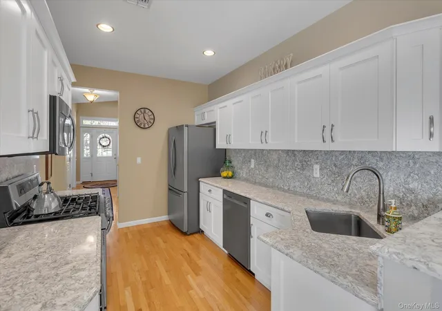 Photo 4 of Condo for sale at 115 Manitou Trl, Smithtown, NY 11754 | MLS# 1057203 | Listing updated on 2026-10-08