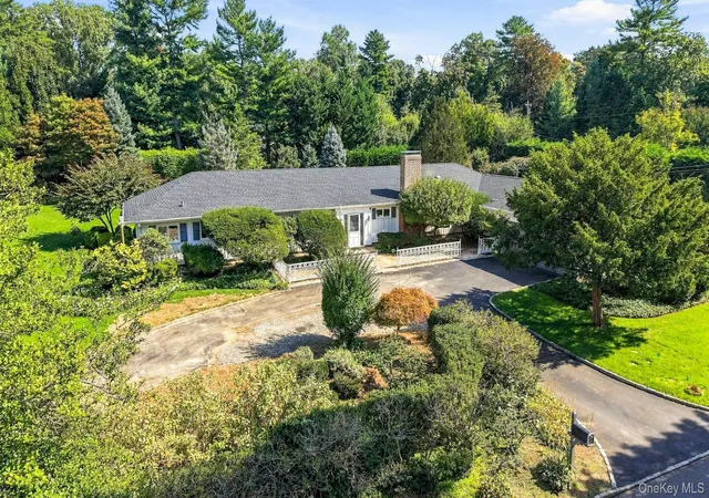 Photo 4 of Single family home for sale at 1 Cornwells Beach Rd, North Hempstead, NY 11050 | MLS# 1057244 | Listing updated on 2026-10-08