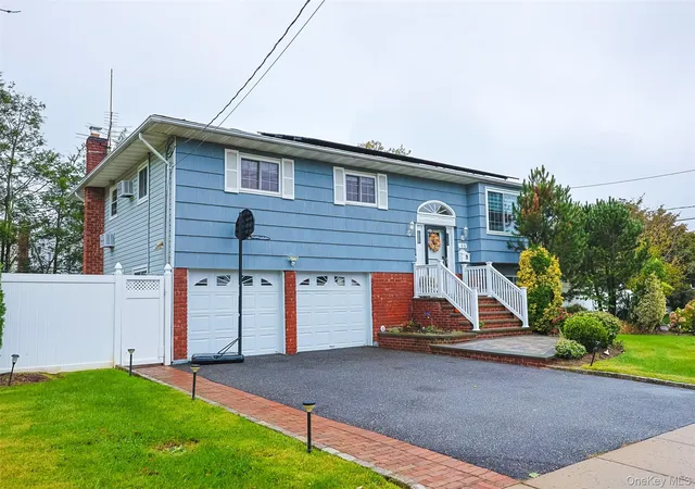 Photo 2 of Single family home for sale at 46 Convent Rd, Oyster Bay, NY 11791 | MLS# 1057302 | Listing updated on 2026-10-04