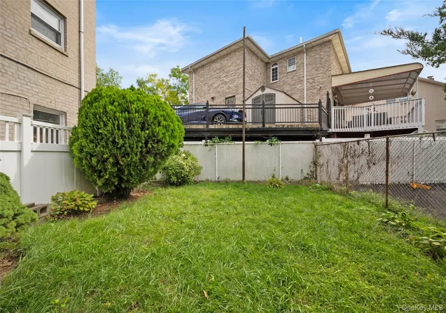 Photo 3 of House for sale at 3270 Middletown Rd, New York, NY 10465 | MLS# 1057304 | Listing updated on 2026-10-01