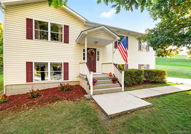 Photo 3 of Single family home for sale at 5 Pilgrim Corners Rd, Middletown, NY 10940 | MLS# 1057338 | Listing updated on 2026-10-09